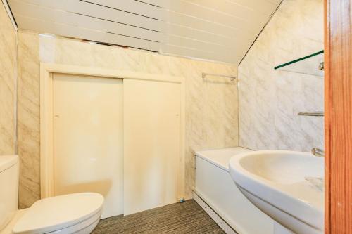伊爾弗勒科姆的住宿－Whitestone，白色的浴室设有卫生间和水槽。