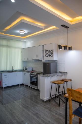 Кухня или мини-кухня в IKAZE APARTMENTS
