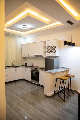 Кухня или мини-кухня в IKAZE APARTMENTS
