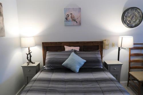 a bedroom with a bed with two night stands and two lamps at *APRES SKI STUDIO IN THE HEART OF THE VILLAGE! in Snowshoe