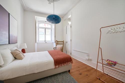 Ένα ή περισσότερα κρεβάτια σε δωμάτιο στο Sunny Pink Street Historical Apt, By TimeCooler