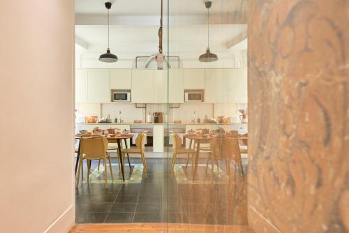 Sunny Pink Street Historical Apt, By TimeCooler
