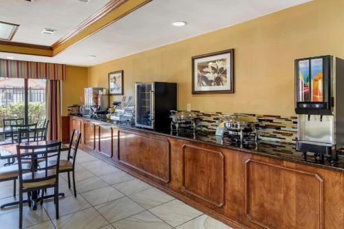 a restaurant with a bar with a table and chairs at Best Western Lindale Inn in Lindale