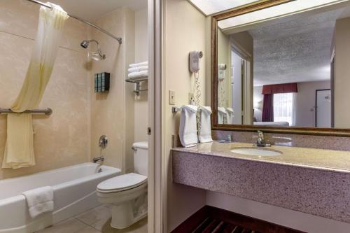 Ванная комната в Best Western Lindale Inn