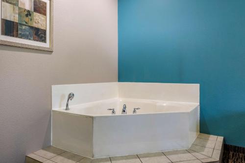 a bath tub with two faucets in a bathroom at Best Western Mineola Inn in Mineola
