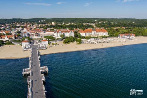 - une vue aérienne sur une plage avec une jetée dans l'établissement Plaża, à Sopot
