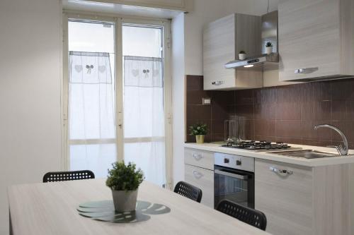 A kitchen or kitchenette at Casa vacanze leo & Mary