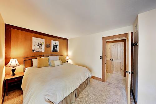 Кровать или кровати в номере Aspen Grove Condo