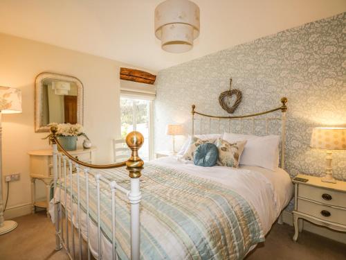 Un pat sau paturi într-o cameră la Stockwell Hall Cottage