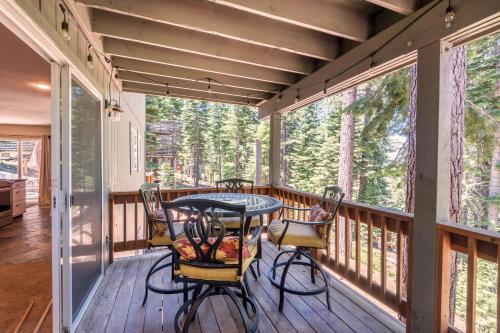 um alpendre com uma mesa e cadeiras em Skyline Manor em South Lake Tahoe
