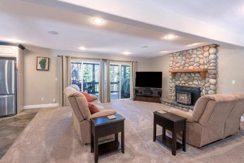 uma sala de estar com duas cadeiras e uma lareira em Skyline Manor em South Lake Tahoe