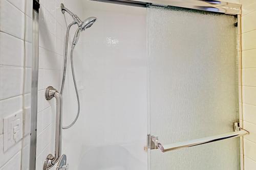 eine Dusche mit Glastür im Bad in der Unterkunft Silverado Resort and Spa 354 in Napa