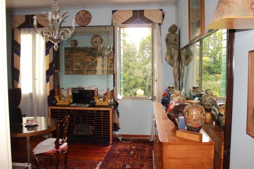 salon ze stołem i oknem w obiekcie Villa Leonati w Padwie
