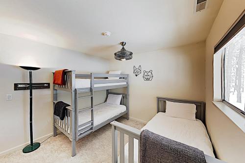 Двухъярусная кровать или двухъярусные кровати в номере Atroari Adventures