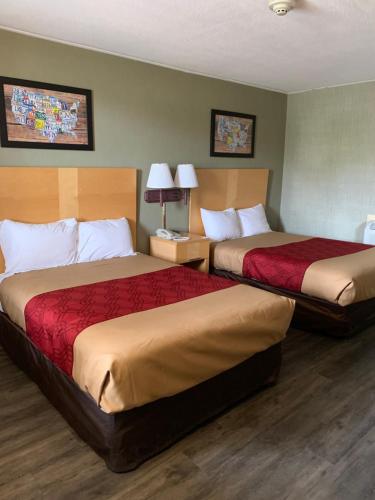 um quarto de hotel com duas camas e um candeeiro em FALLS INN em Newton Falls