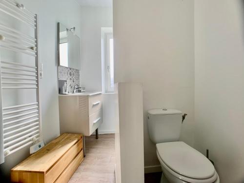 une salle de bain blanche avec des toilettes et un lavabo dans l'établissement Enjoy Bayeux #2 - Old town & WIFI, à Bayeux