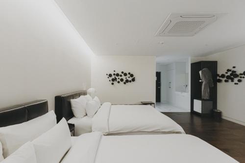 Postel nebo postele na pokoji v ubytování ACC Design Hotel