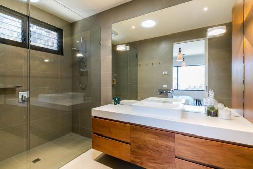 een badkamer met een grote wastafel en een douche bij Serendipity Luxury On Every Level in Lorne