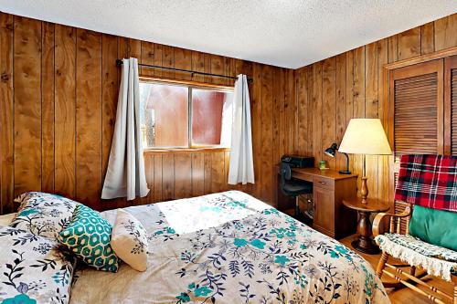 Un pat sau paturi într-o cameră la Pineland Escape