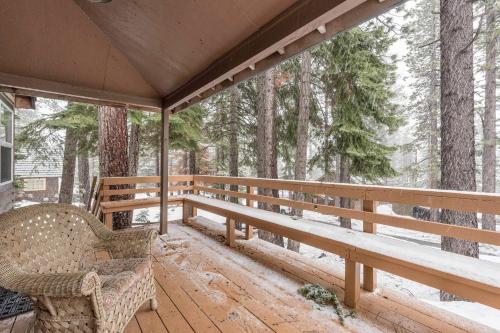 Chic Carnelian Bay Cabin – Photos 3