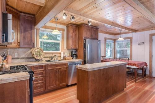 Chic Carnelian Bay Cabin – Photos 5