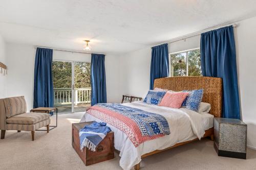 Кровать или кровати в номере Pearson Manor