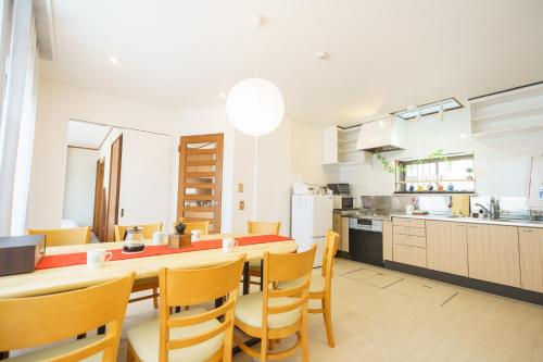 松本市にある一棟貸切 Cozy inn Saki -Family & Cyclists Welcome -のキッチン、ダイニングルーム(テーブル、椅子付)