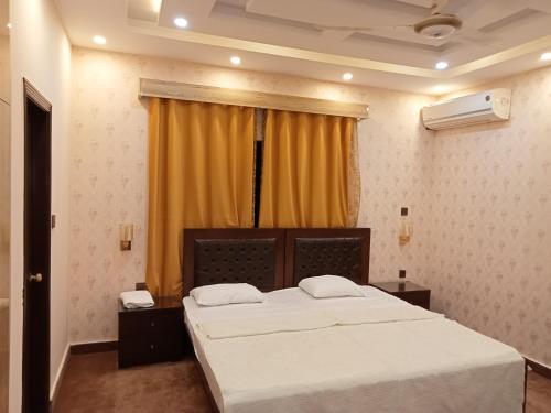 Ένα ή περισσότερα κρεβάτια σε δωμάτιο στο Shaheen rest house Islamabad