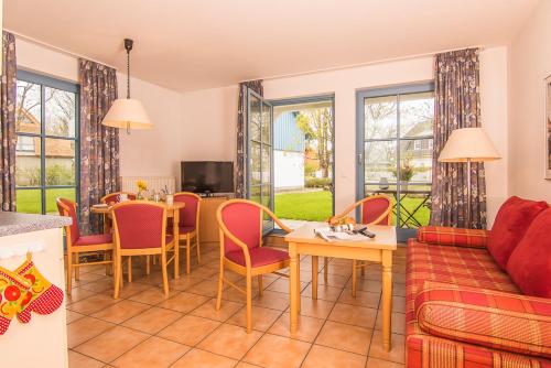sala de estar con sofá y mesa en Ferienanlage Kap Arkona - App 7, en Putgarten