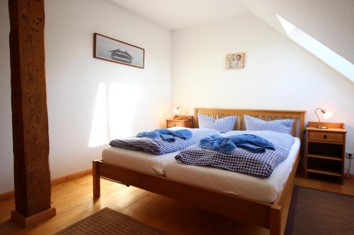 ein Schlafzimmer mit einem Bett mit blauen Handtüchern darauf in der Unterkunft Gutshof Dubnitz Gutshof Dubnitz -Ferienwohnung 8 " Sammy " 