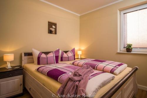 two beds sitting next to each other in a bedroom at Lietzow Appartementhaus Möwe Haus Möwe - Ferienwohnung 4 "Silbermöwe" in Lietzow