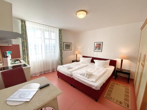 um quarto com uma cama grande e uma mesa em Appartements am Rondell Neddesitz, Appartement 307 em Neddesitz