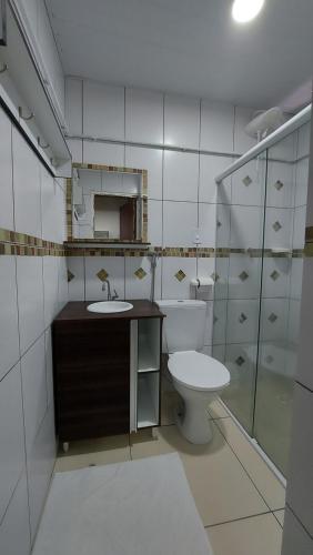 a bathroom with a toilet and a sink at Flats Atitude Maragogi centro in Maragogi