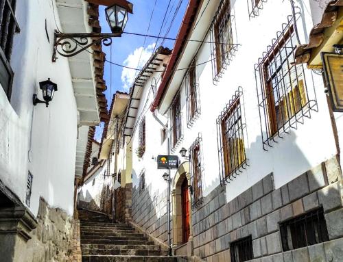 un vicolo con scale che conducono a un edificio di Eco Home View - Guest House a Cuzco