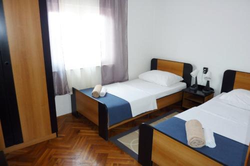 sypialnia z 2 łóżkami i oknem w obiekcie Apartments Bozica - 70m from the beach & parking w mieście Vir