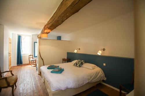 Giường trong phòng chung tại La Basse Cour