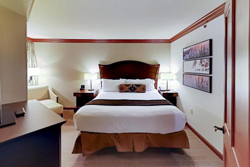 Tempat tidur dalam kamar di Resort at Squaw Creek's 521