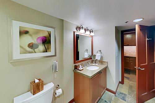 ein Badezimmer mit Waschbecken und Spiegel in der Unterkunft Resort at Squaw Creek's 521 in Olympic Valley
