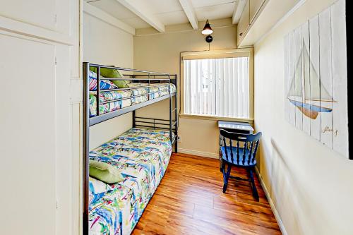 Tempat tidur susun dalam kamar di Sailaway Cabin A
