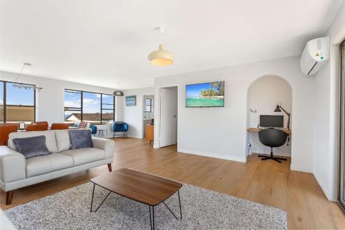 86 Becker Road في فورستر: غرفة معيشة بها أريكة وطاولة