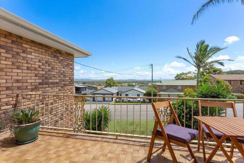 86 Becker Road في فورستر: فناء مع طاولة وكرسي على شرفة