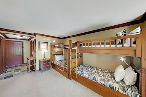 sypialnia z 2 łóżkami piętrowymi w pokoju w obiekcie Resort at Squaw Creek's 126 w mieście Olympic Valley