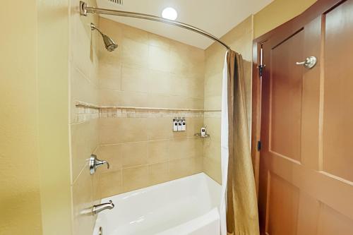 La salle de bains est pourvue d'une baignoire et d'une cabine de douche. dans l'établissement Resort at Squaw Creek's 126, à Olympic Valley