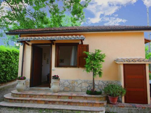 una piccola casa con una scala che porta alla porta di Tranquil holiday home in Selci with swimming pool a Selci