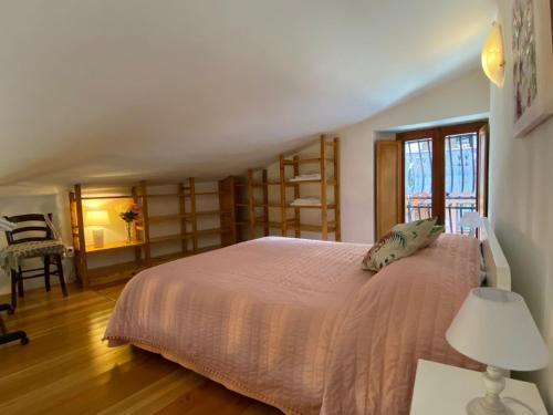 1 dormitorio con 1 cama y 1 mesa con lámpara en Pleasant holiday home in Marone with balcony terrace en Marone