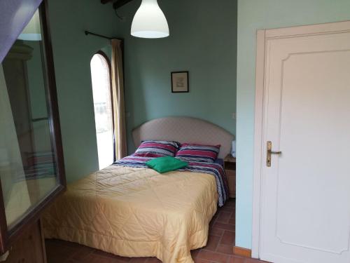 1 dormitorio con cama y ventana en Holiday home Casa Carla, Ripafratta, en Ripafratta