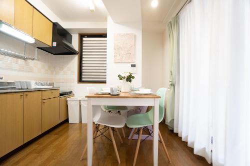 Elle's Shirokane Guest houseにあるキッチンまたは簡易キッチン