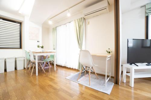 Elle's Shirokane Guest houseにあるテレビまたはエンターテインメントセンター