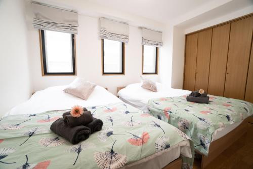 Elle's Shirokane Guest houseにあるベッド