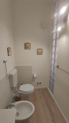 W łazience znajduje się toaleta, umywalka i prysznic. w obiekcie B&B Bel Fiore w mieście Ancona